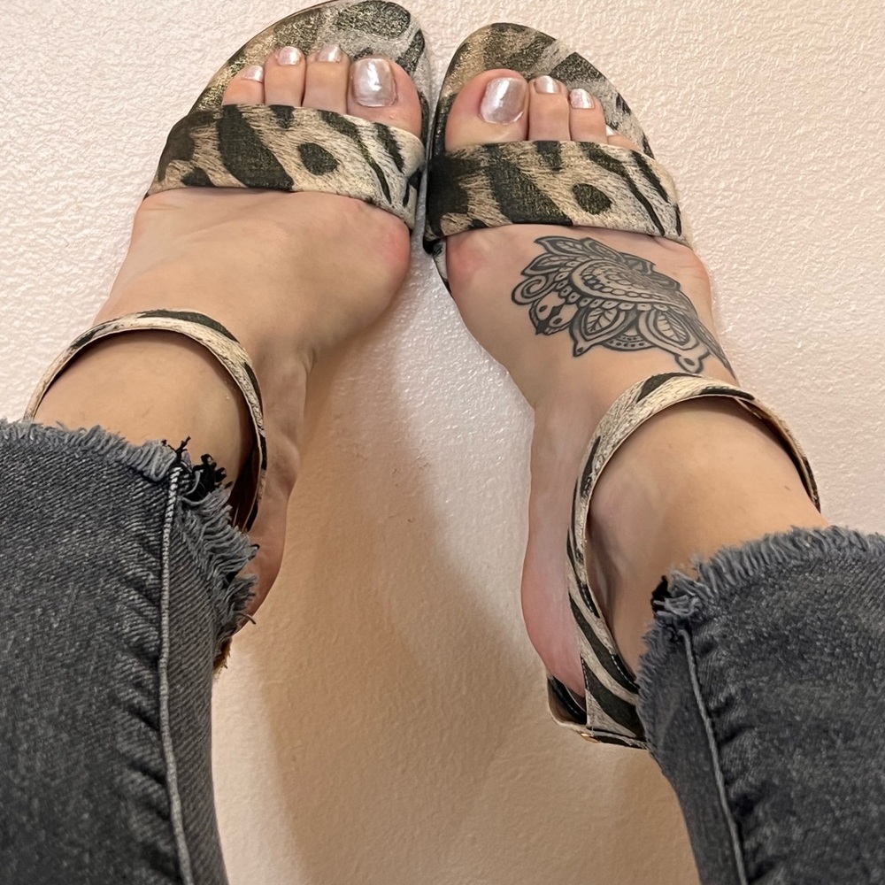 Beautiful shoe! Stuart Weitzman animal print canvas stiletto - Picture 6 of 6